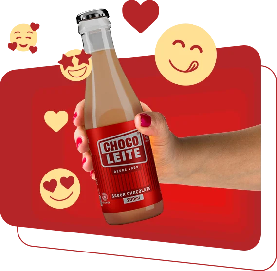 Mão segurando a garrafa de vidro Choco Leite, com emojis de coração